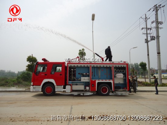 豪濼消防車(chē)泡沫操作演練照片