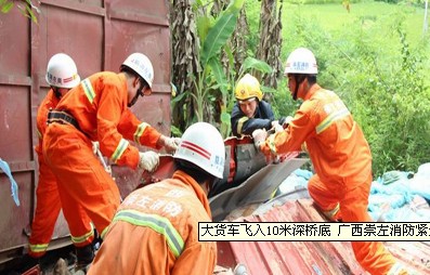 救援消防車救援現(xiàn)場